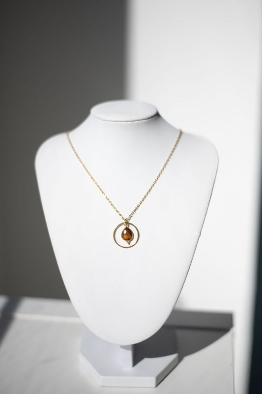 Collier en Acier Doré avec Œil de Tigre – Bijou Femme Protection et Élégance