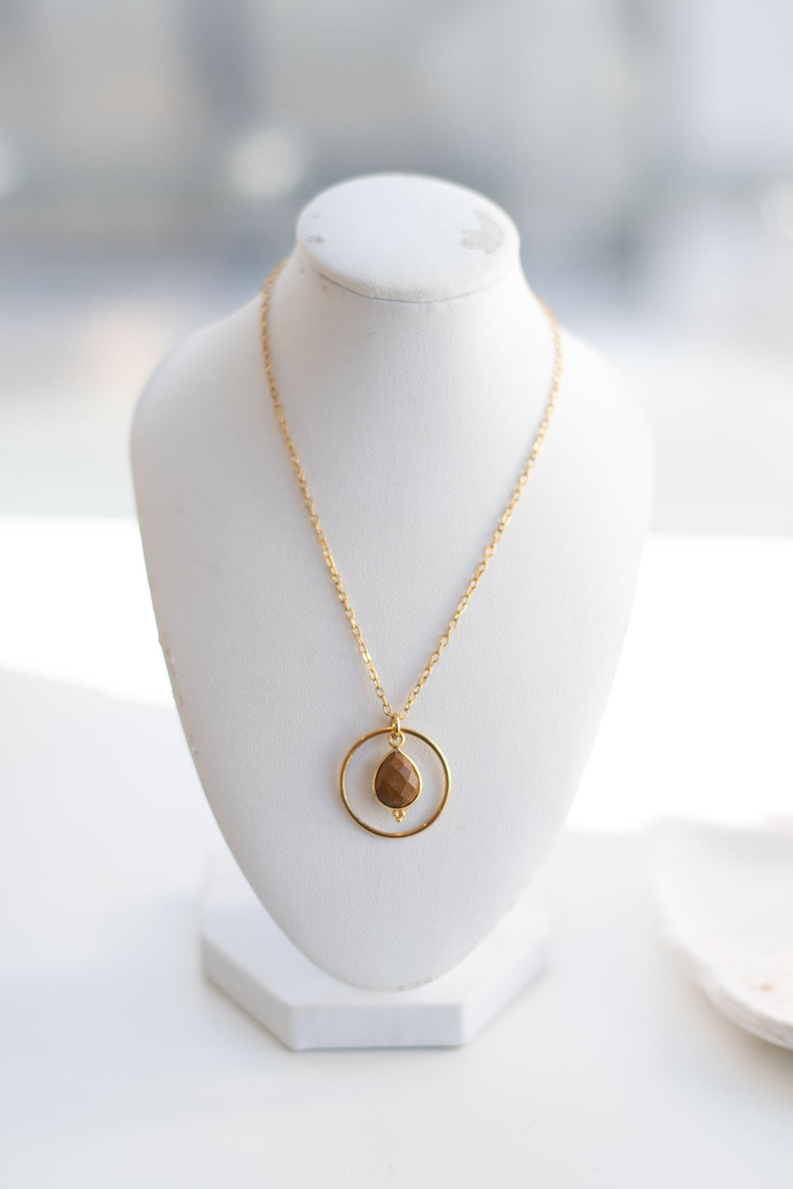 Collier en Acier Doré avec Œil de Tigre – Bijou Femme Protection et Élégance