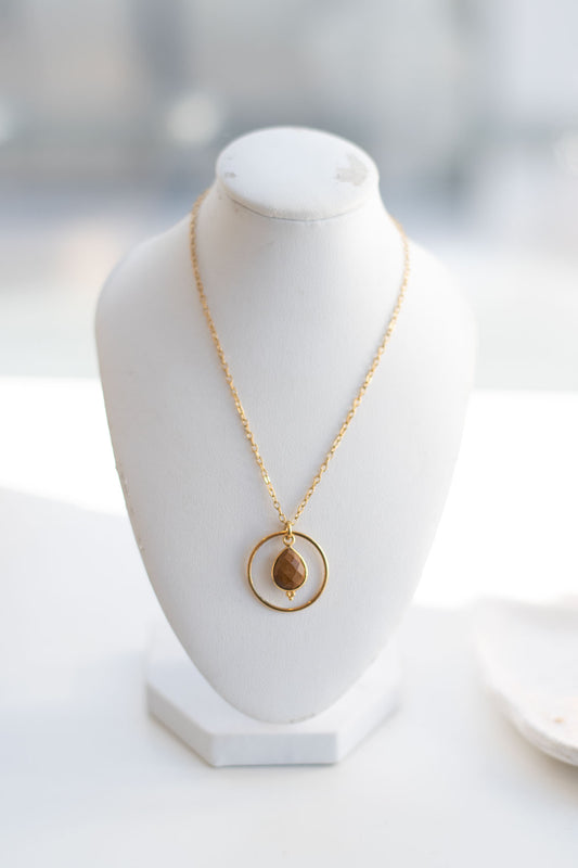 Collier en Acier Doré avec Œil de Tigre – Bijou Femme Protection et Élégance