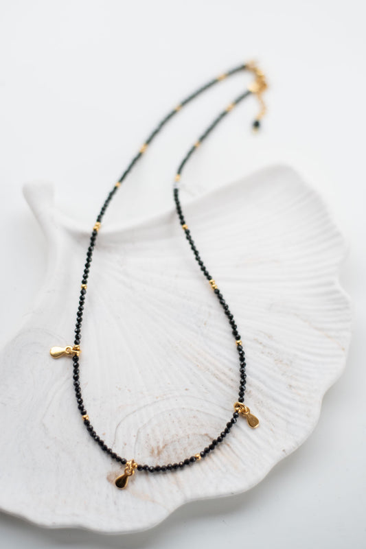 Collier en Spinelle Noire & Breloque en Acier Doré – Élégance Protectrice