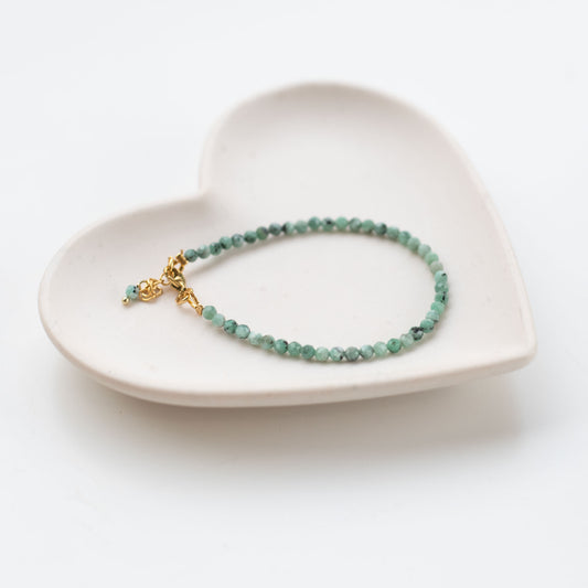Bracelet en pierres naturelles d’Émeraude – Énergie du cœur, amour et harmonie intérieure