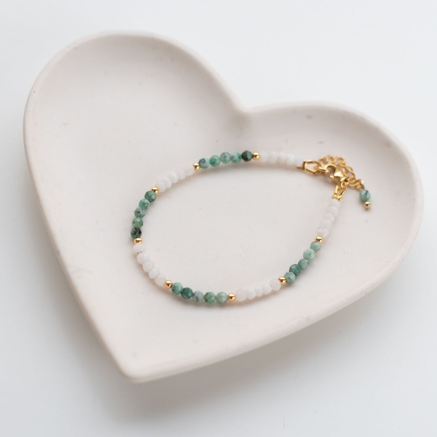 Bracelet en pierres naturelles de Jade blanc et Émeraude – Harmonie, équilibre et énergie du cœur