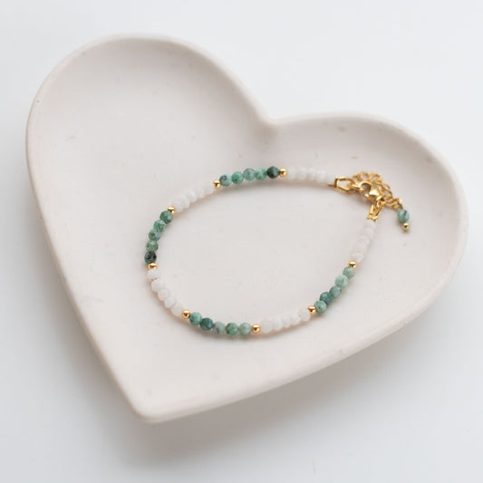 Bracelet en pierres naturelles de Jade blanc et Émeraude – Harmonie, équilibre et énergie du cœur