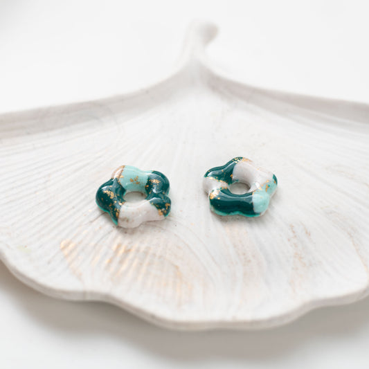 Boucles d’Oreilles Fleur Vert Émeraude, Blanc & Doré en Fimo
