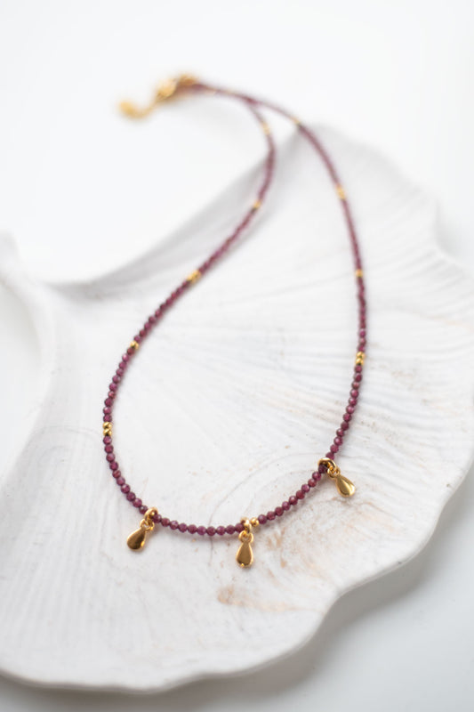 Collier en Grenat & Breloque en Acier Doré – Énergie et Élégance