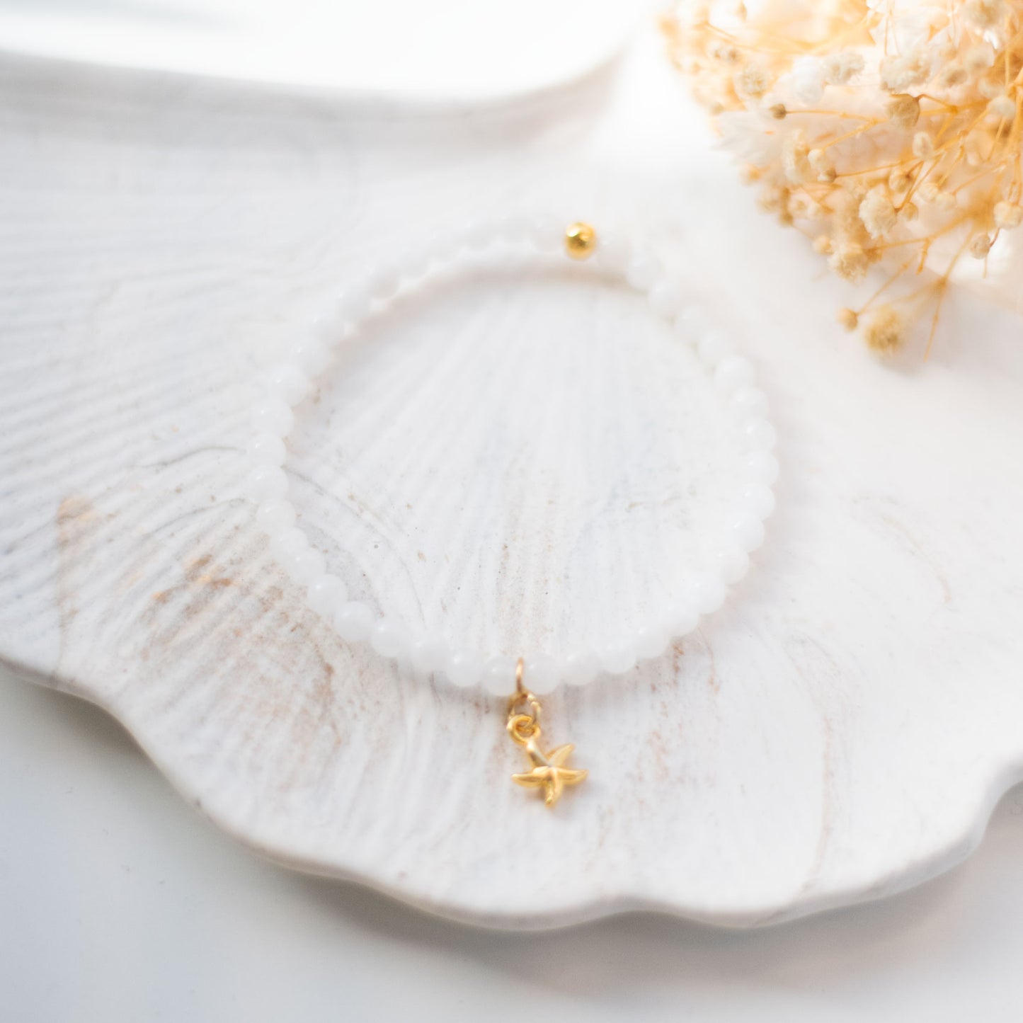 Bracelet en jade blanc et breloque étoile – Élégance douce et lumineuse
