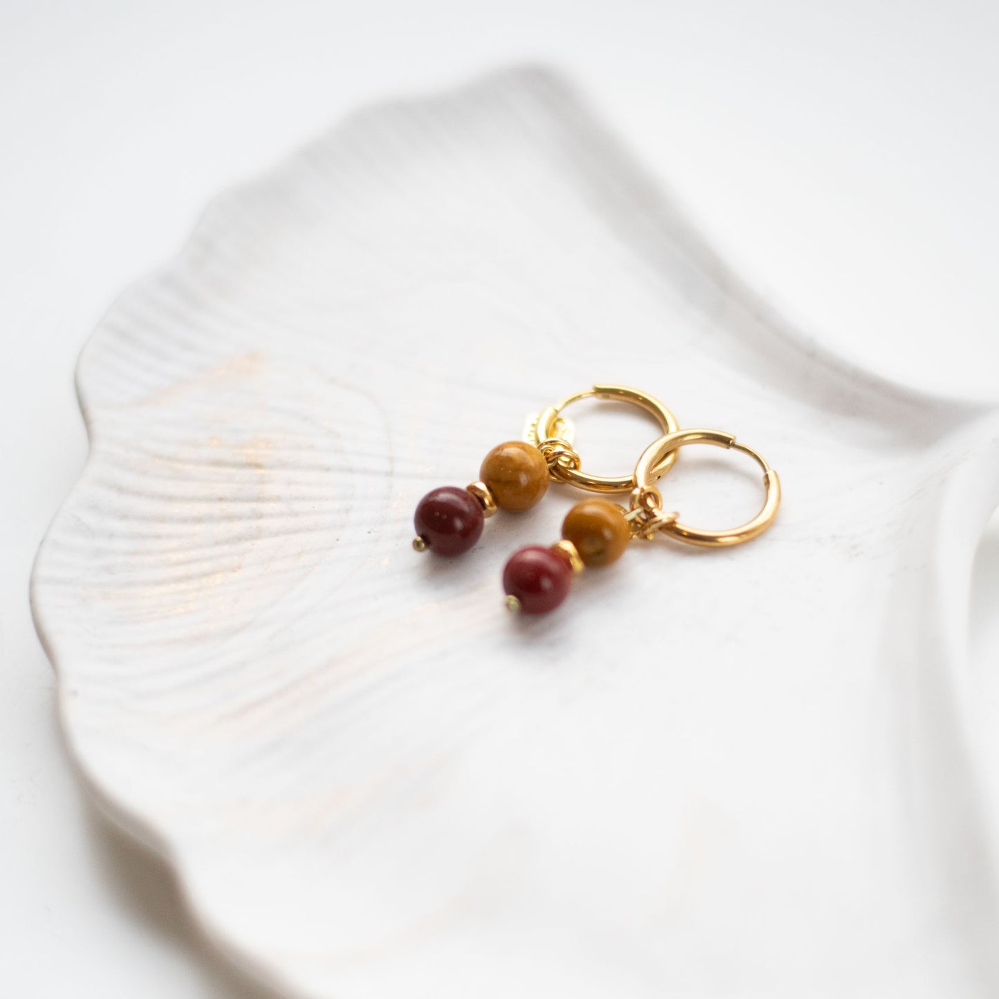 Boucles d’Oreilles en Jaspe Mokaïte & Acier Doré – Élégance Naturelle et Couleurs Uniques