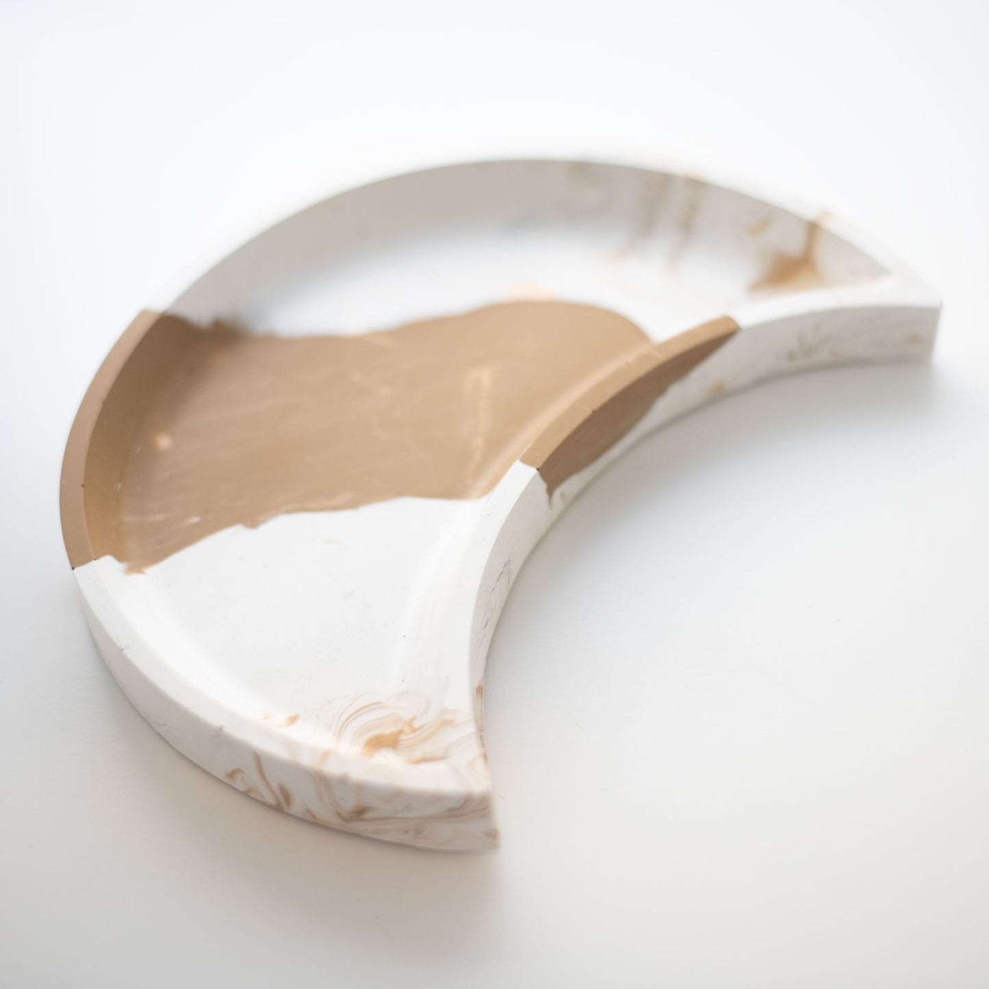 Plateau en Jesmonite Lune  – Blanc & Café | Idée cadeau de Noël pour bijoux & décoration artisanale