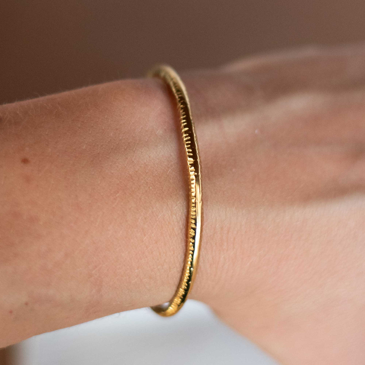 Bracelet Jonc Ouvert Texturé en Acier Inoxydable Doré