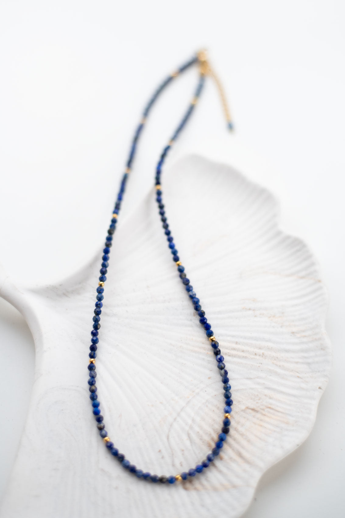 Collier en Lapis Lazuli & Breloque en Acier Doré – Sagesse et Harmonie