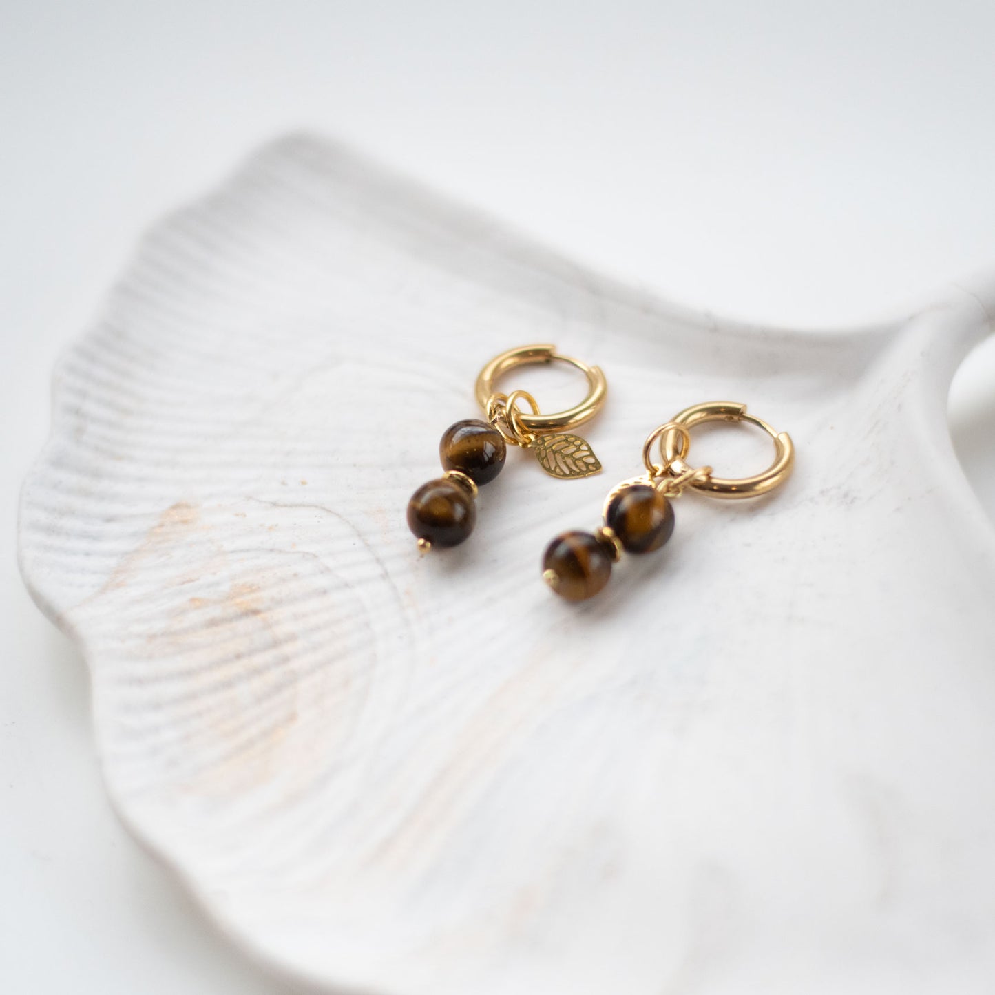 Boucles d’Oreilles en Œil de Tigre & Acier Doré – Protection et Élégance