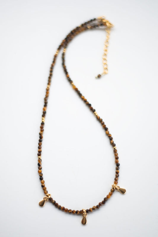 Collier en Œil de Tigre & Breloque en Acier Doré – Force et Harmonie