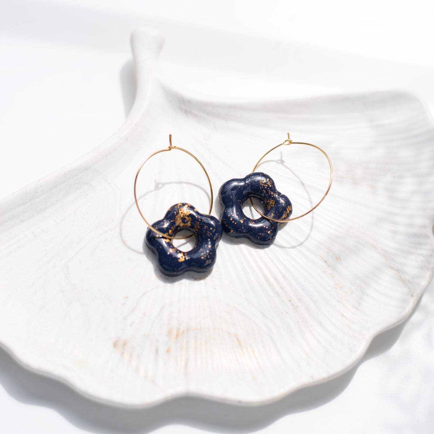 Boucles d’Oreilles Pampilles Fleur Bleu Nuit & Doré en Fimo