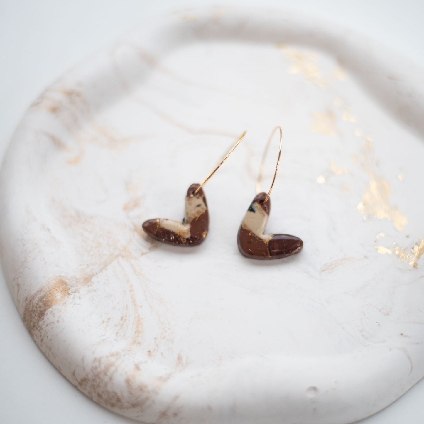 ⭐ Boucles d’Oreilles Cœur - Marron & Beige | Cadeau Femme Unique