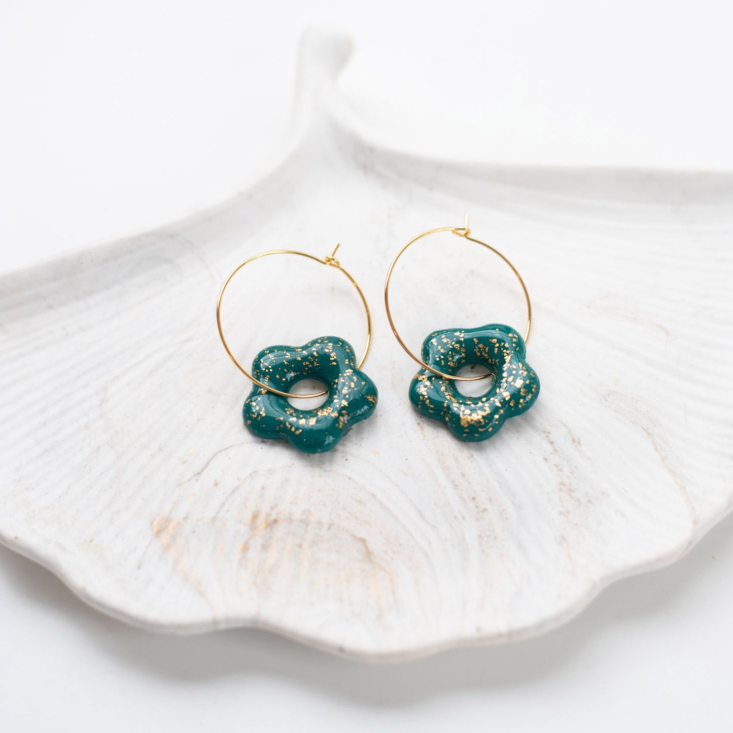 Boucles d’Oreilles Pampilles Fleur Vert Émeraude & Doré en Fimo