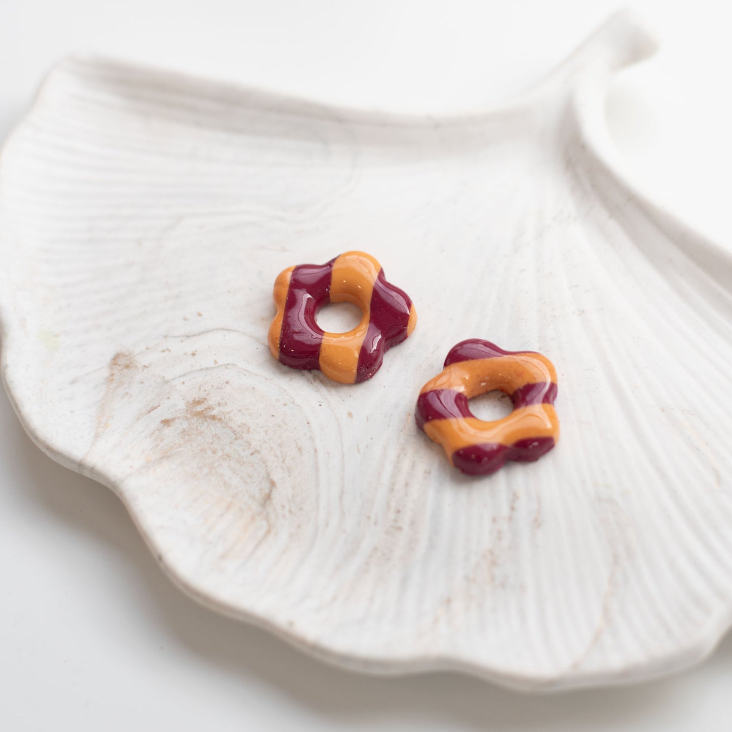 Boucles d’Oreilles Fleur Rayées Bordeaux & Abricot en Fimo