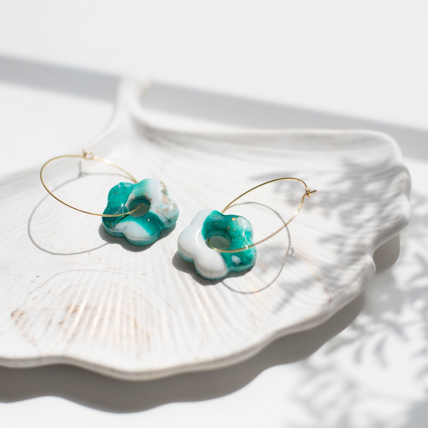 Créoles Fleur Vert Émeraude & Blanc en Fimo – Boucles d’Oreilles Bohème Chic Dorées