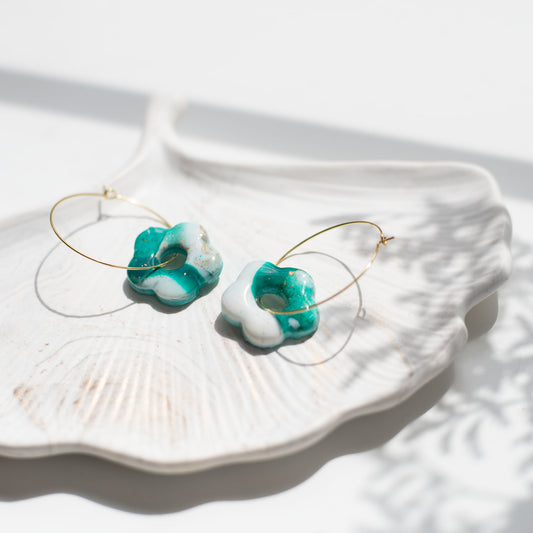 Créoles Fleur Vert Émeraude & Blanc en Fimo – Boucles d’Oreilles Bohème Chic Dorées