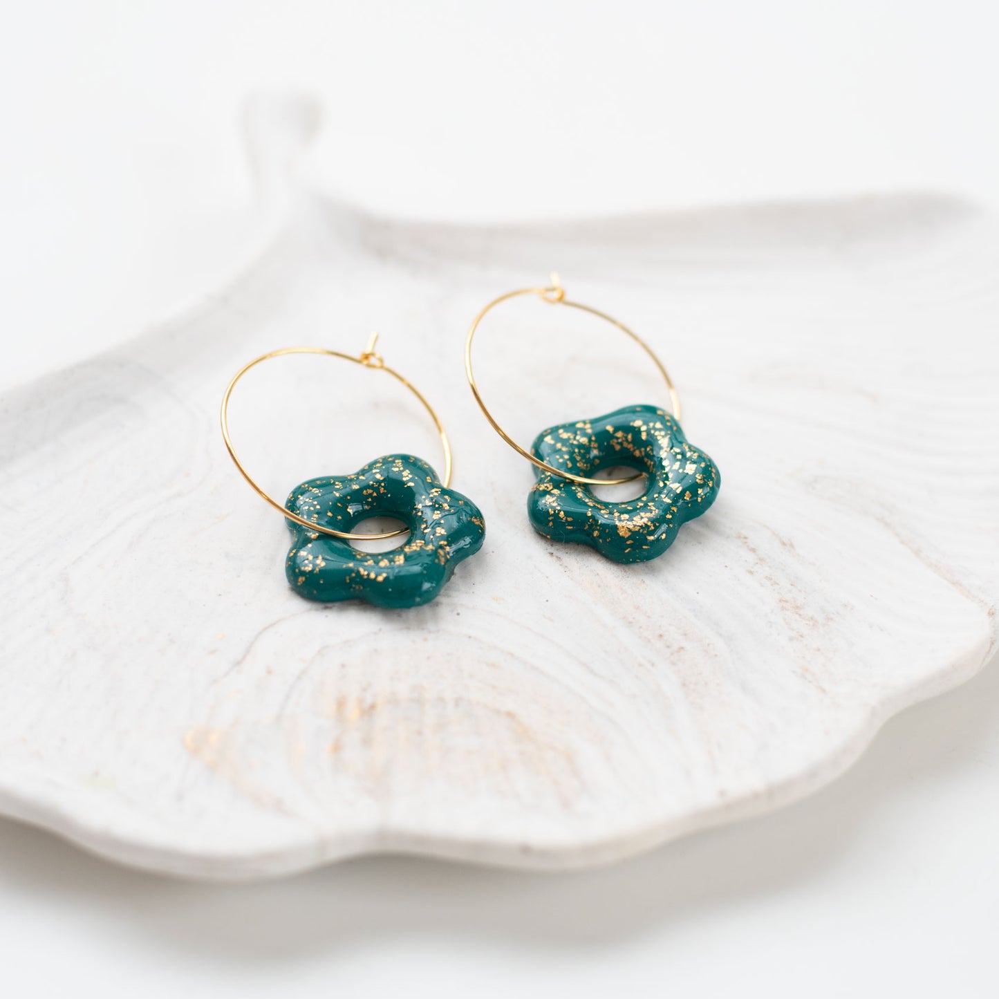 Boucles d’Oreilles Pampilles Fleur Vert Émeraude & Doré en Fimo