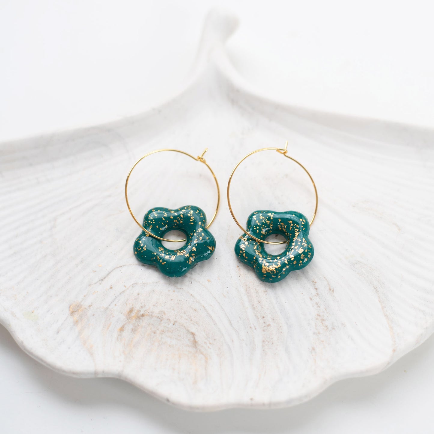 Boucles d’Oreilles Pampilles Fleur Vert Émeraude & Doré en Fimo