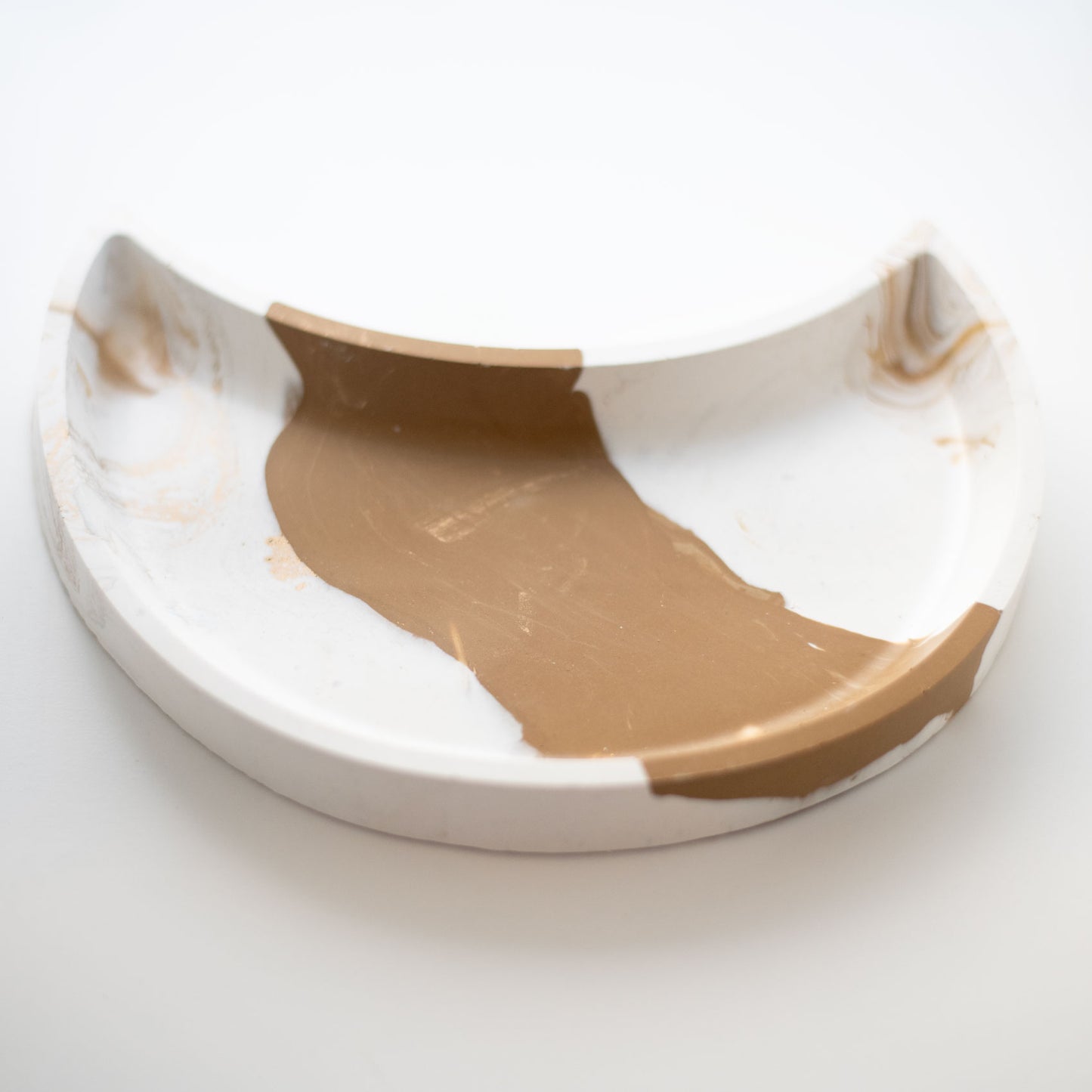 Plateau en Jesmonite Lune  – Blanc & Café | Idée cadeau de Noël pour bijoux & décoration artisanale